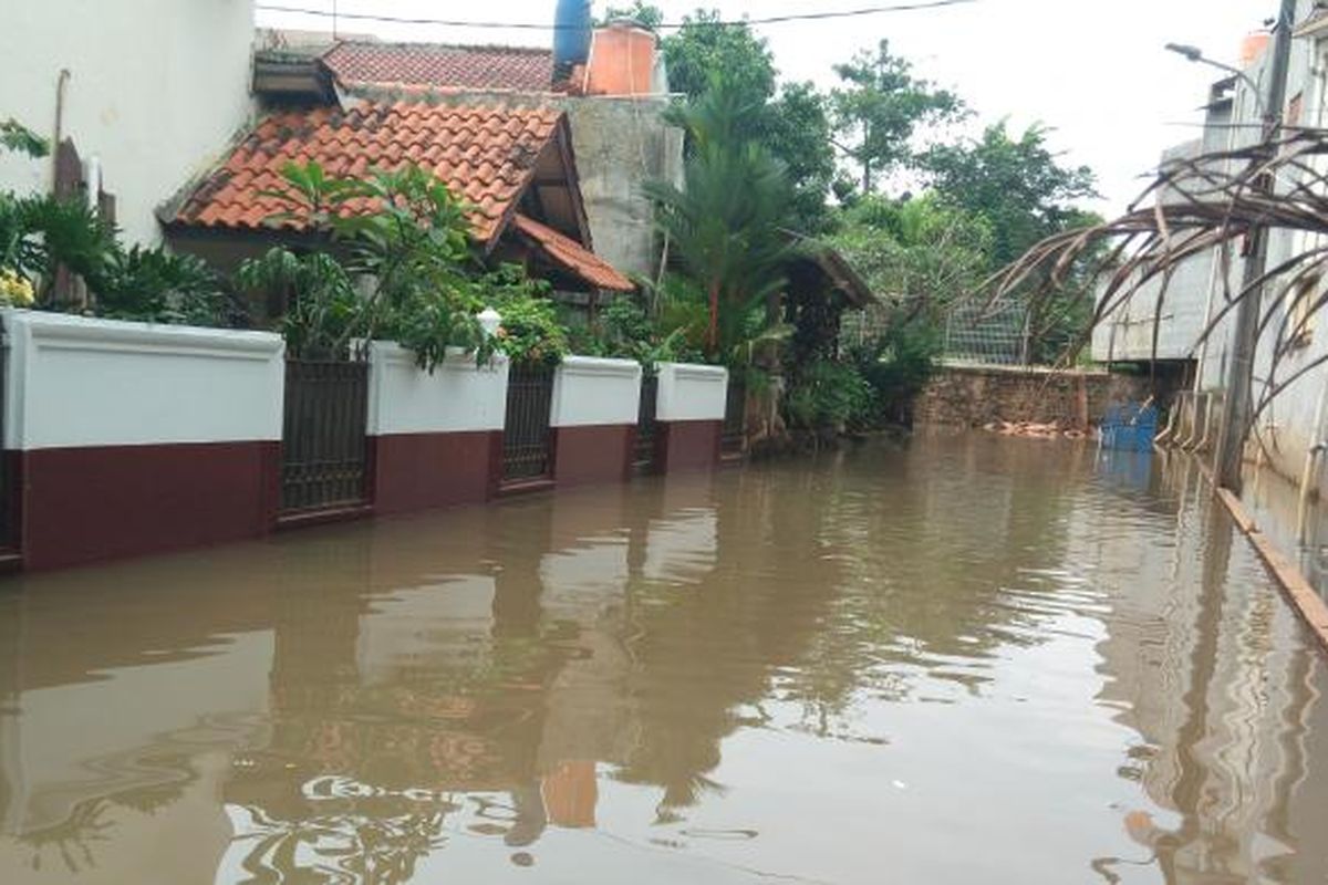 Sabtu Siang Mencekam! Kali Pesanggrahan Meluap, Warga Jakbar Terdampak