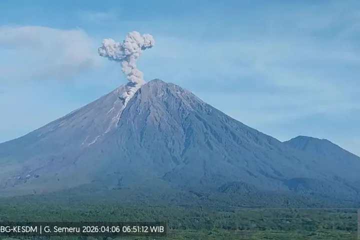 Gunung Semeru Erupsi Malam Ini, Awan Panas Meluncur 4,5 Km Bikin Warga Siaga